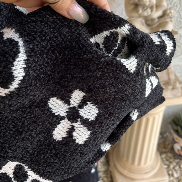 Inspired black and white thick sweater size large - Picture 3 of 6